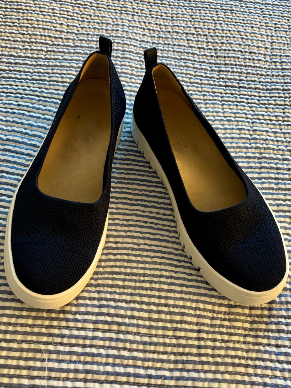 Vionic navy flats